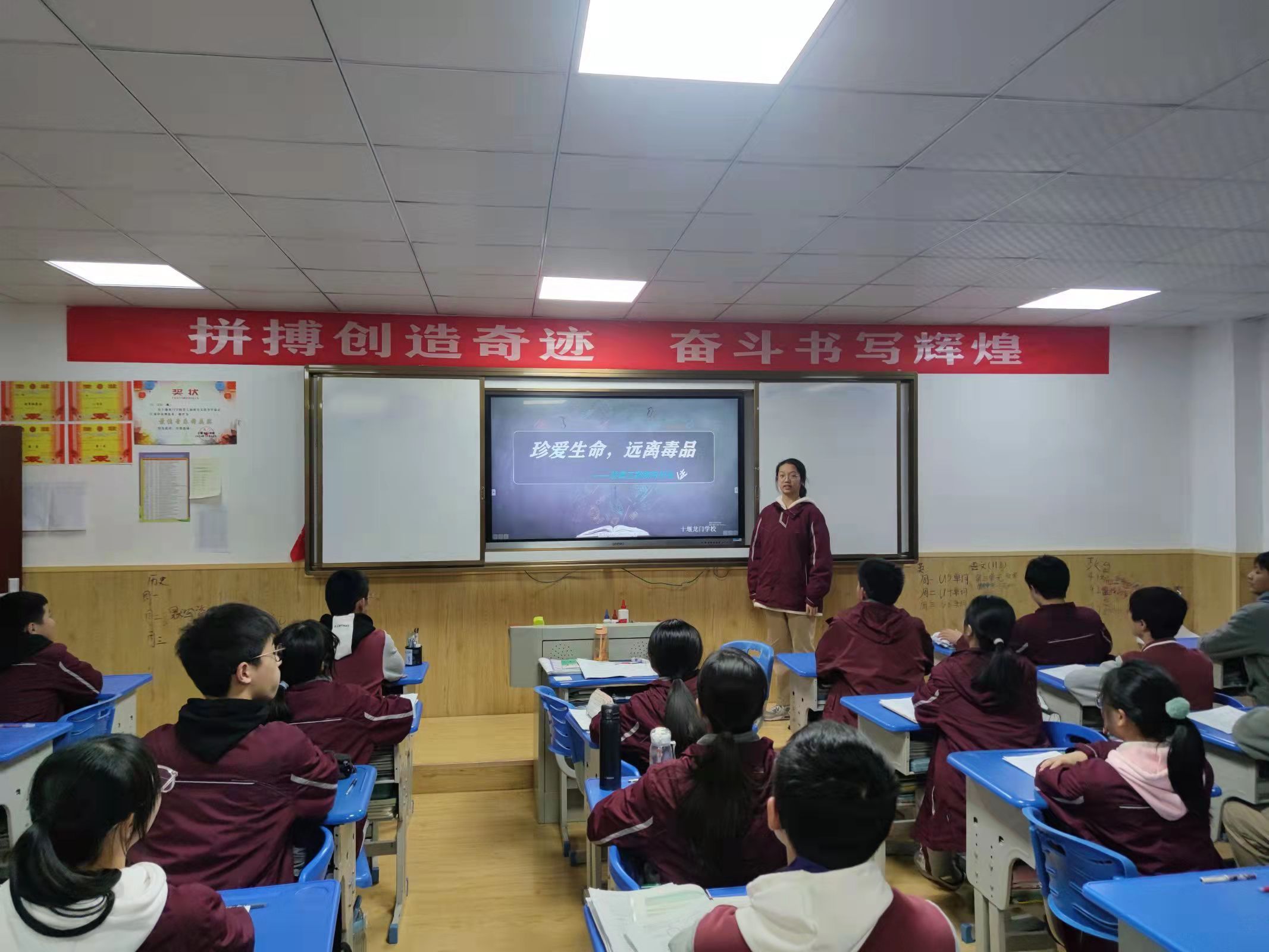 1636968195135804.jpg 湖北十堰:经济开发区学校组织开展主题班会2.jpg